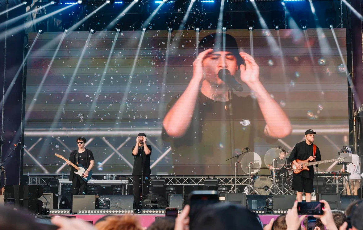 Фото Орали «Сигма-бой» и «А у реки». Опубликованы яркие моменты Черника Music Fest в Новосибирске 37